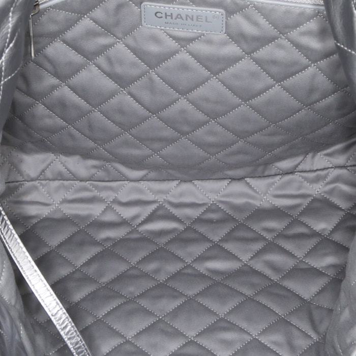 Shopping bag Chanel 22 in pelle argentata - Detail D2
