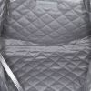 Shopping bag Chanel 22 in pelle argentata - Detail D2 thumbnail