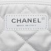 Chanel 22 shopping bag in silver leather - Detail D3 thumbnail