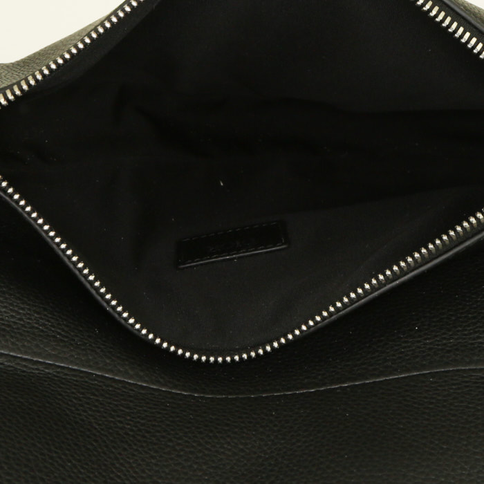 Sac bandoulière Dior Saddle en cuir grainé noir - Detail D2