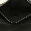 Bolso bandolera Dior Saddle en cuero granulado negro - Detail D2 thumbnail