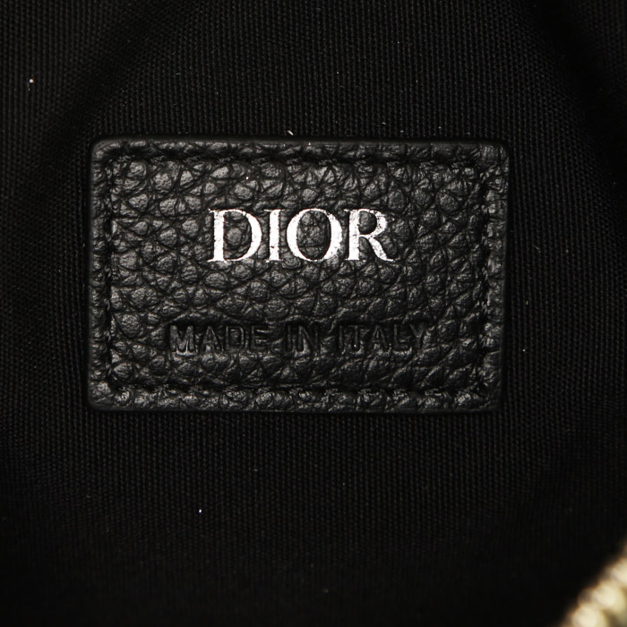 Bolso bandolera Dior Saddle en cuero granulado negro - Detail D3