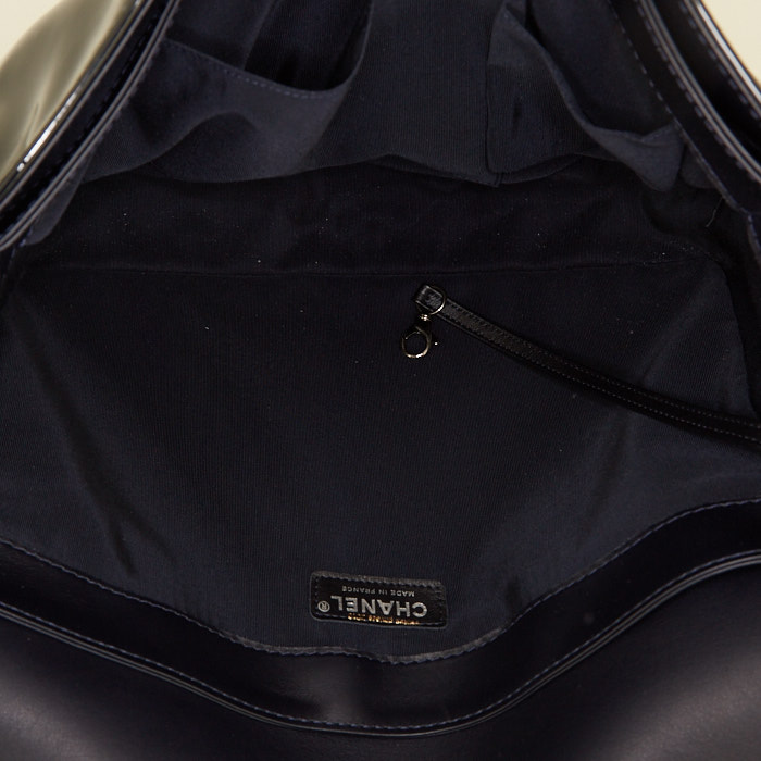 Borsa a tracolla Chanel Boy in pelle verniciata blu marino - Detail D3