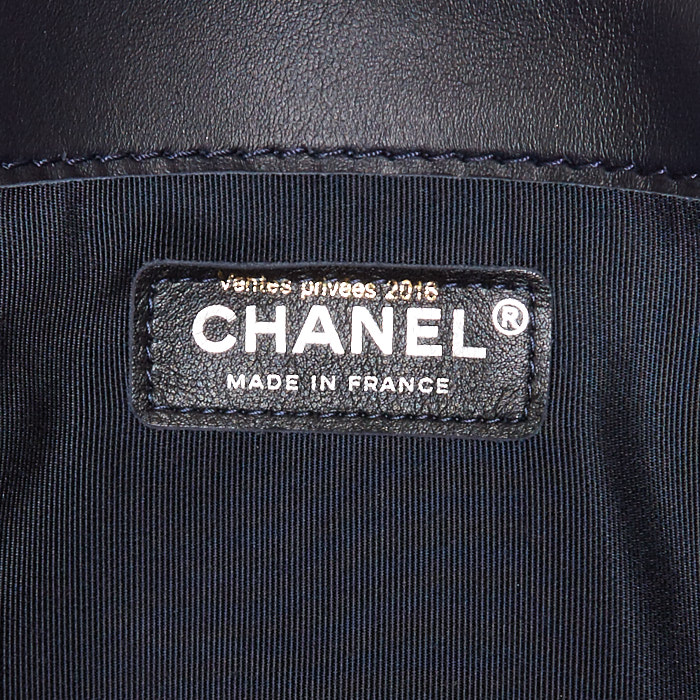Chanel Boy shoulder bag in navy blue patent leather - Detail D4