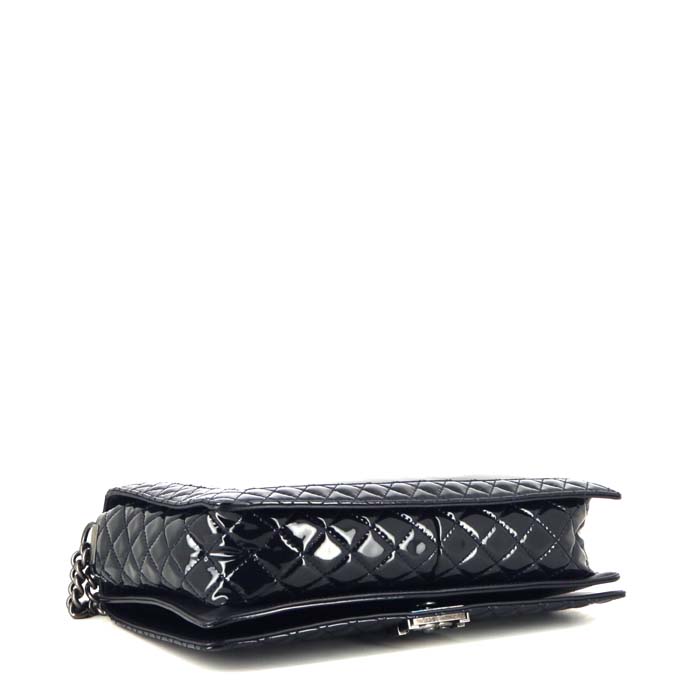 Chanel Boy shoulder bag in navy blue patent leather - Detail D5