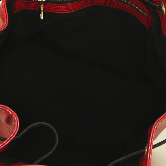 Sac cabas Louis Vuitton  Petit Noé en cuir épi rouge et cuir noir - Detail D2