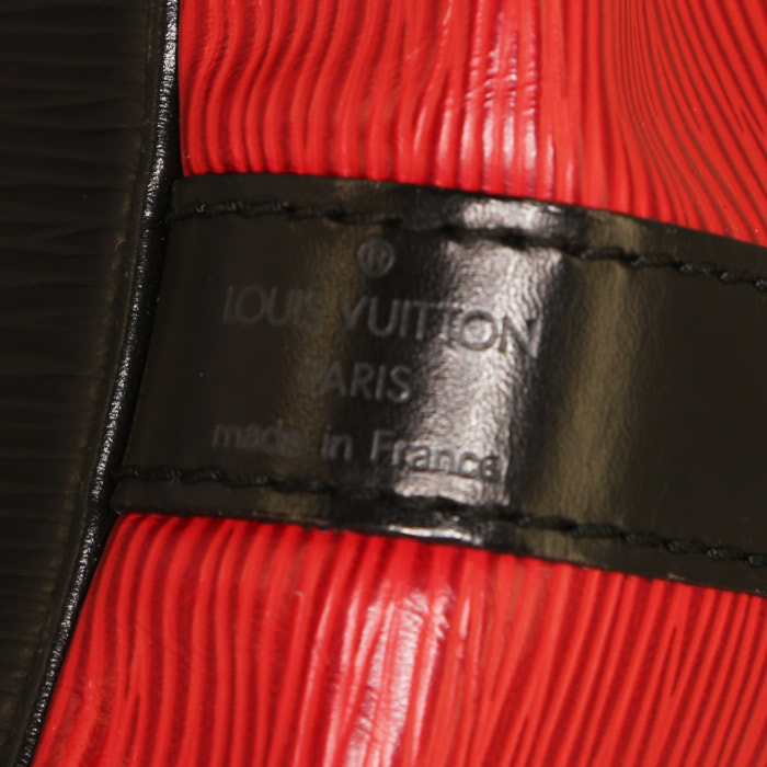 Sac cabas Louis Vuitton  Petit Noé en cuir épi rouge et cuir noir - Detail D3