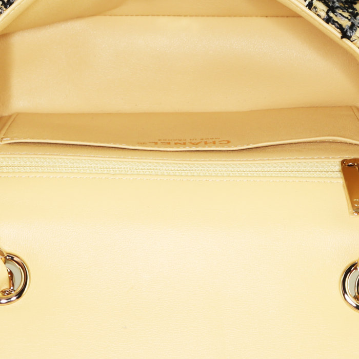 Chanel Timeless shoulder bag in beige and blue tweed and yellow leather - Detail D2