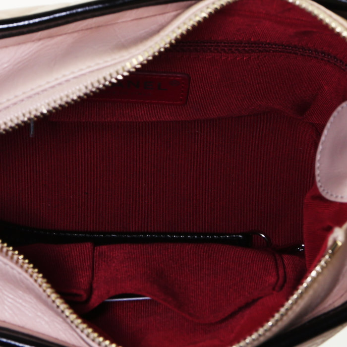 Borsa a tracolla Chanel Gabrielle  modello piccolo in pelle trapuntata beige e pelle liscia nera - Detail D3