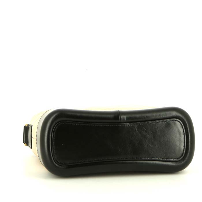 Borsa a tracolla Chanel Gabrielle  modello piccolo in pelle trapuntata beige e pelle liscia nera - Detail D5