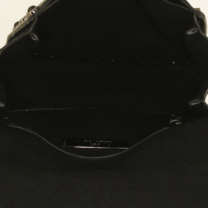 Bolso bandolera Valentino Rockstud en cuero granulado negro - Detail D2