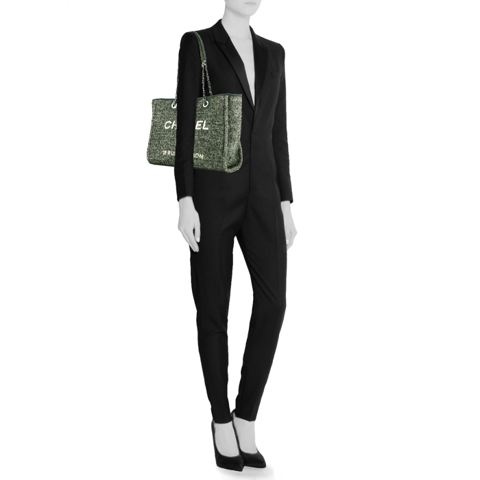 Sac cabas Chanel  Deauville en toile verte et cuir vert - Detail D1