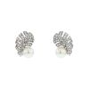 Paire de boucles d'oreilles Chanel Plume de Chanel en or blanc,  diamants et perles - 00pp thumbnail