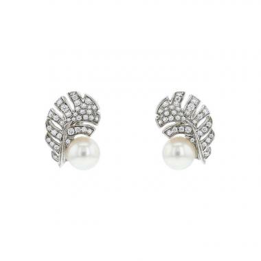 Paire de boucles d'oreilles Chanel Plume de Chanel en or blanc,  diamants et perles