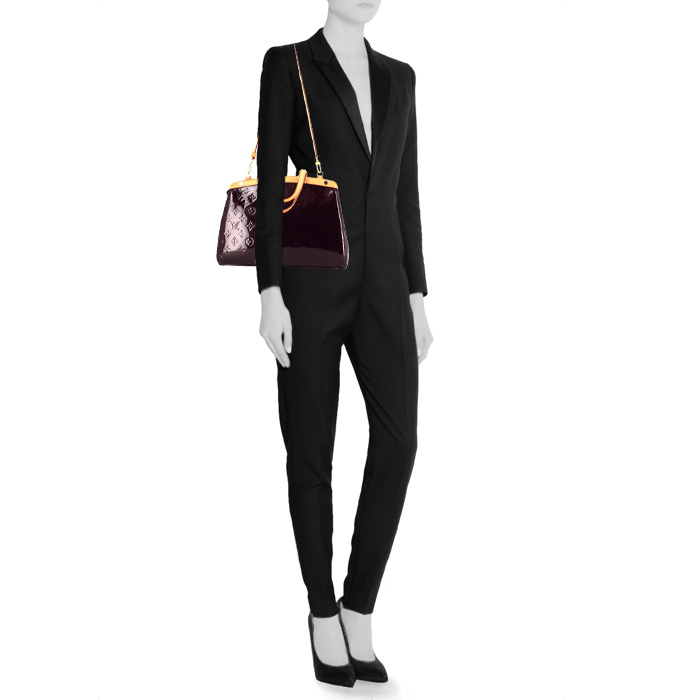 Louis Vuitton  Brea handbag  in purple patent leather  and natural leather - Detail D2