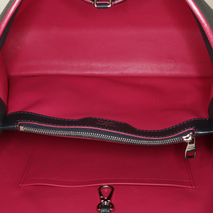 Sac à main Louis Vuitton Capucines grand modèle en cuir grainé bleu et jonc rose - Detail D2