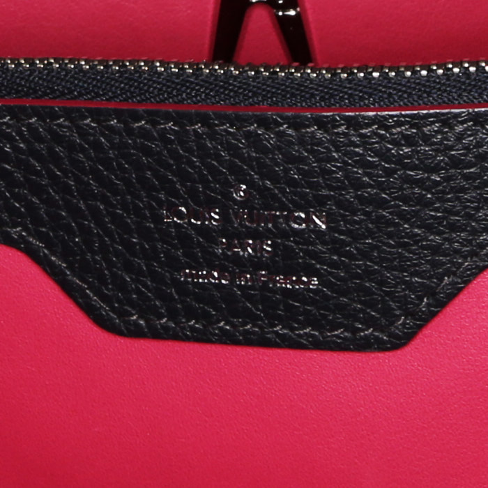 Bolso de mano Louis Vuitton Capucines modelo grande en cuero granulado azul y junco rosa - Detail D3