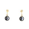 Earrings in yellow gold,  mother of pearl and onyx - Detail D1 thumbnail