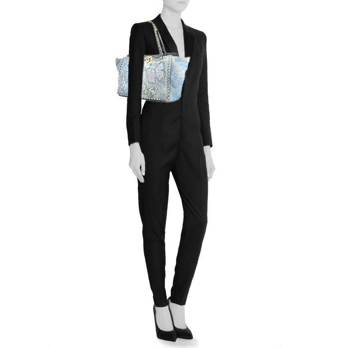 Valentino Rockstud trapeze handbag in blue denim - Detail D1