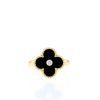 Van Cleef & Arpels Alhambra Vintage ring in yellow gold, onyx and diamond - 360 thumbnail