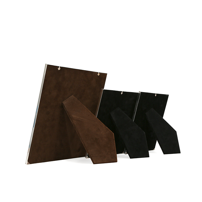 Christian Dior, Suite de trois rares cadres, en argent massif et émail crème sur fond noir et brun, des années 1980