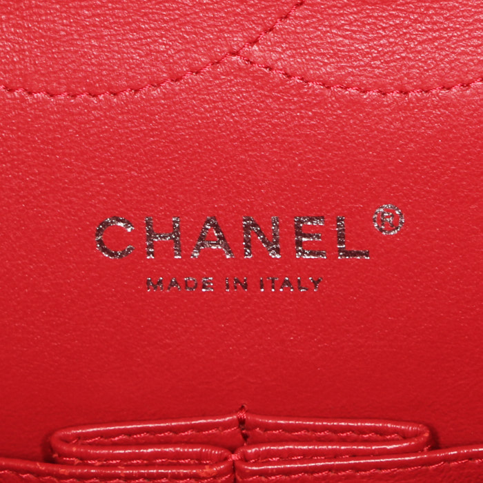 Chanel  Timeless Jumbo shoulder bag  in red quilted grained leather - Detail D4