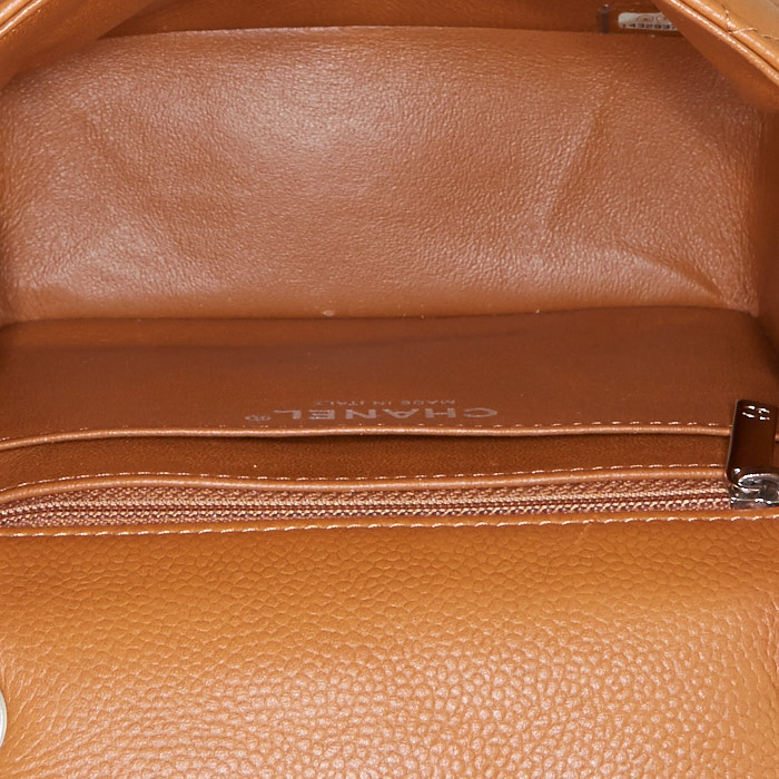 Sac bandoulière Chanel Mini Timeless en cuir grainé matelassé cognac - Detail D2