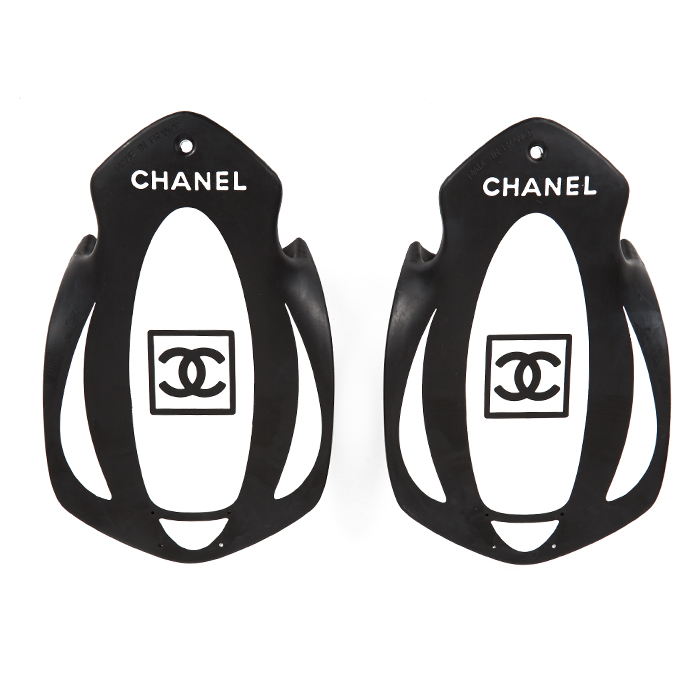 Chanel, paire de palmes de main, accessoire de sport, en caoutchouc noir et blanc, dustbag, siglées - Detail D1