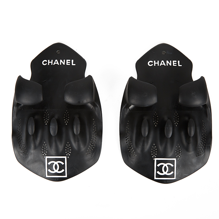 Chanel, paire de palmes de main, accessoire de sport, en caoutchouc noir et blanc, dustbag, siglées - Detail D2