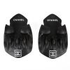 Chanel, paire de palmes de main, accessoire de sport, en caoutchouc noir et blanc, dustbag, siglées - Detail D2 thumbnail
