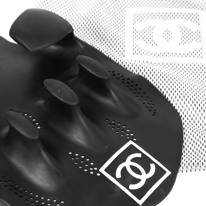 Chanel, paire de palmes de main, accessoire de sport, en caoutchouc noir et blanc, dustbag, siglées - Detail D3