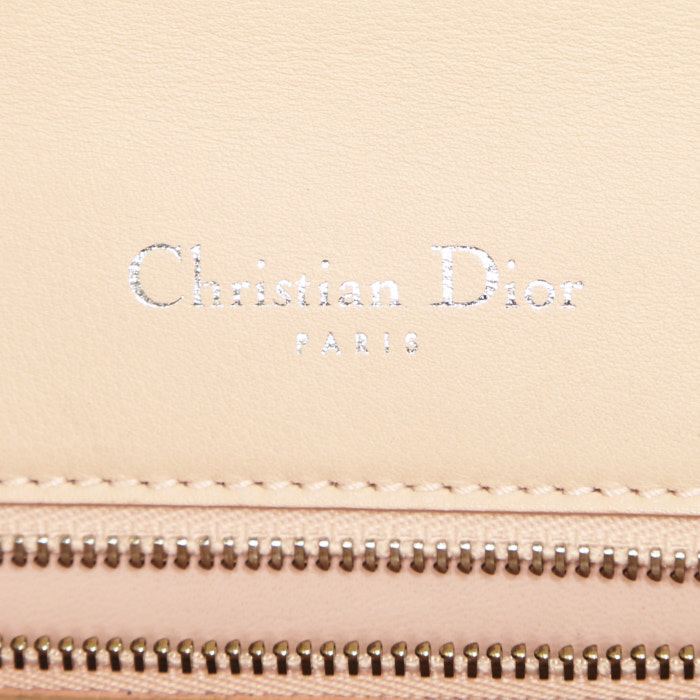 Bolso de mano Dior Diorama en cuero cannage beige - Detail D4
