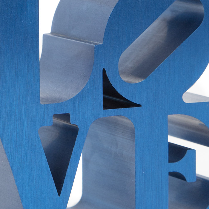 Robert Indiana, "LOVE", sculpture en aluminium teinté bleu, multiple édité par la fondation Morgan Art / ARS (NY), estampillé, de 2009 - Detail D1