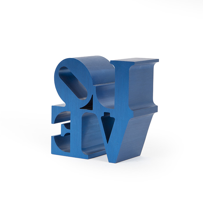 Robert Indiana, "LOVE", sculpture in blue tinted aluminum, multiple edited by the Morgan Art Foundation / ARS (NY), stamped, of 2009 - Detail D2