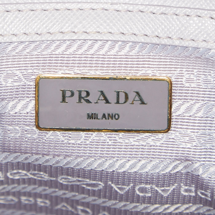 Bolso de mano Prada Galleria en cuero saffiano violeta - Detail D4