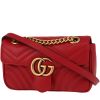 Bolso bandolera Gucci  GG Marmont mini  en cuero acolchado rojo - 00pp thumbnail