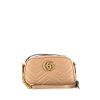 Sac bandoulière Gucci GG Marmont Camera taille S en cuir matelassé chevrons rose-poudre - 360 thumbnail