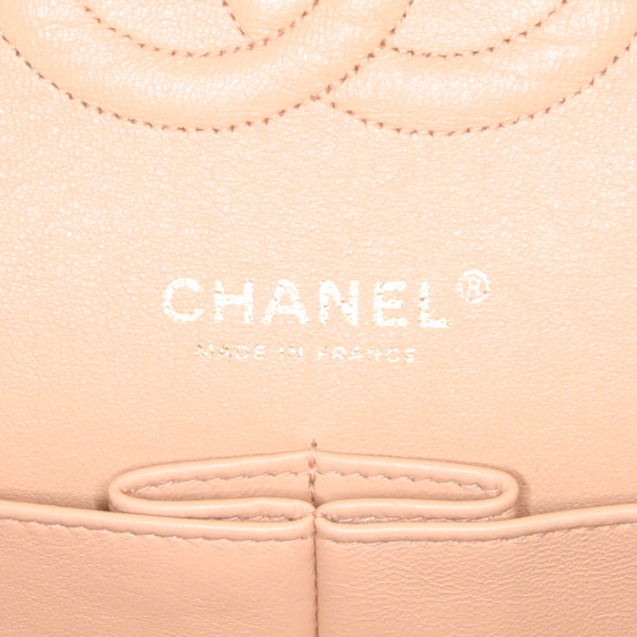 Bolso de mano Chanel  Timeless Classic en cuero acolchado beige - Detail D4
