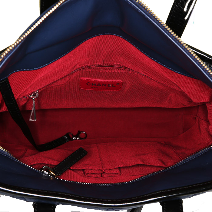 Bolso bandolera Chanel  Gabrielle  modelo mediano  en cuero acolchado azul marino y cuero liso negro - Detail D3