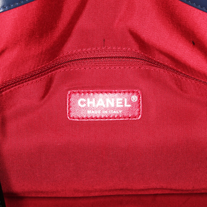 Borsa a tracolla Chanel  Gabrielle  modello medio  in pelle trapuntata blu marino e pelle liscia nera - Detail D4