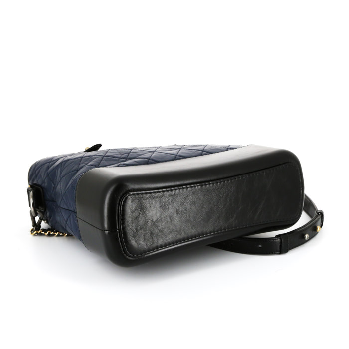 Sac bandoulière Chanel  Gabrielle  moyen modèle  en cuir matelassé bleu-marine et cuir lisse noir - Detail D5
