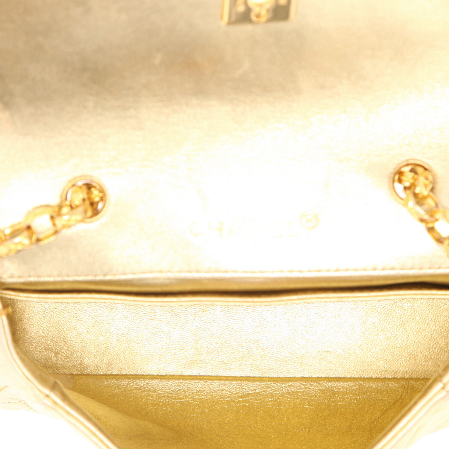 Chanel Vintage handbag in gold quilted leather - Detail D3