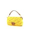 Bolso de mano Fendi Baguette en lona Monogram amarilla y cuero marrón - 00pp thumbnail