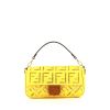 Bolso de mano Fendi Baguette en lona Monogram amarilla y cuero marrón - 360 thumbnail