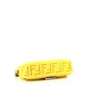 Bolso de mano Fendi Baguette en lona Monogram amarilla y cuero marrón - Detail D5 thumbnail