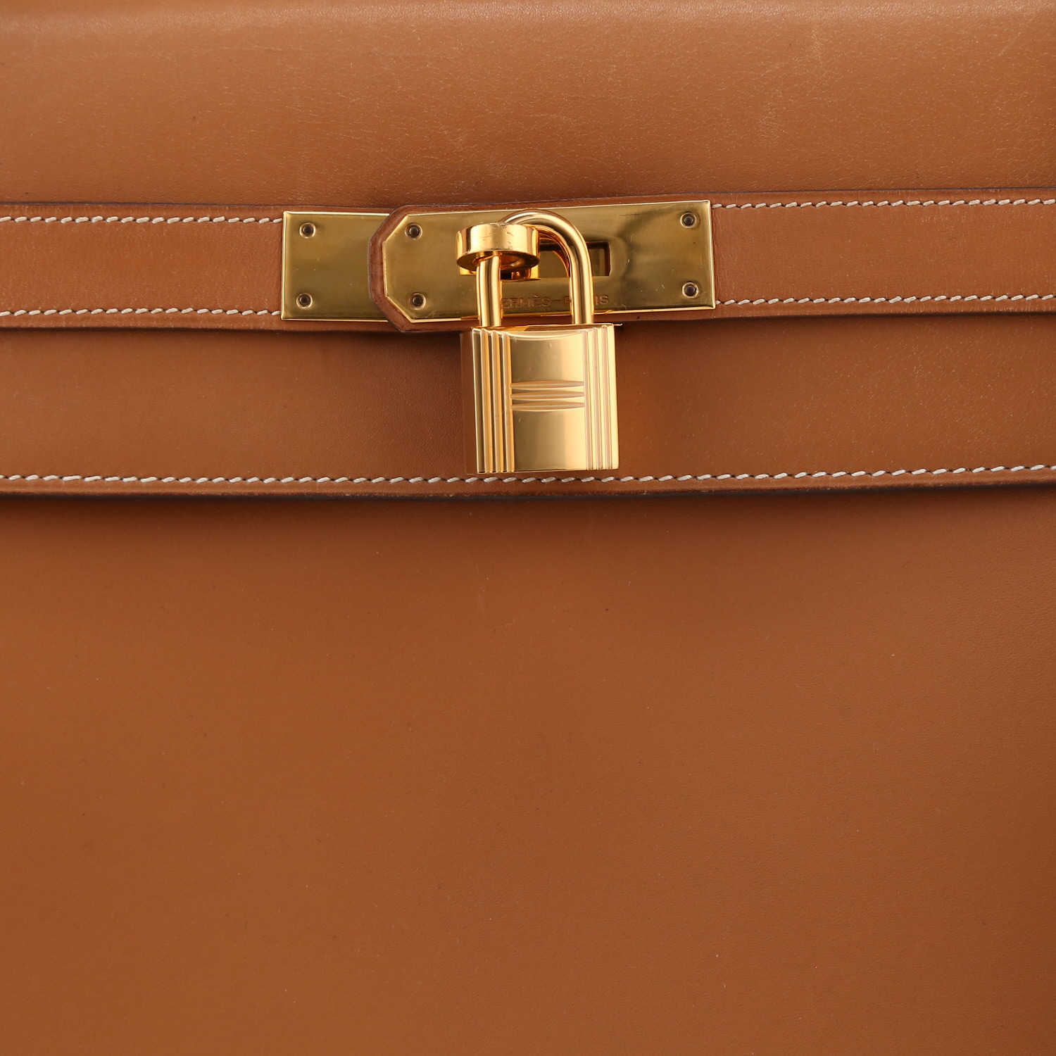 Hermès  Kelly 32 cm handbag  in gold natural leather - Detail D1