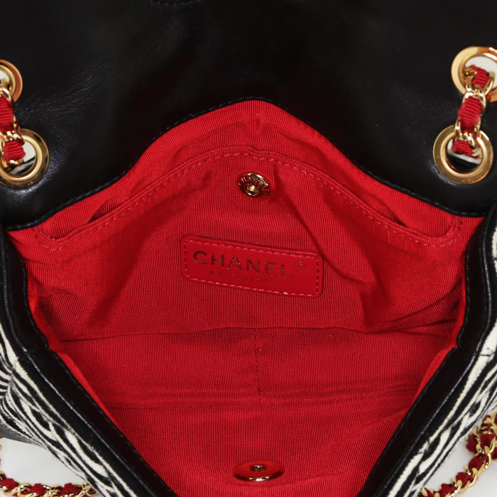 Sac à main Chanel Timeless en toile bicolore noire et blanche et cuir matelassé noir - Detail D4