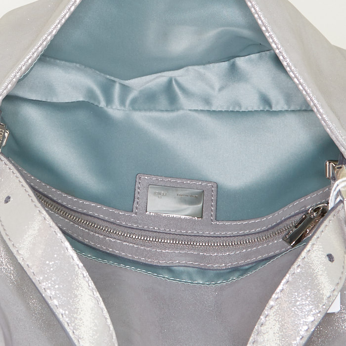 Fendi Baguette handbag in silver leather - Detail D2