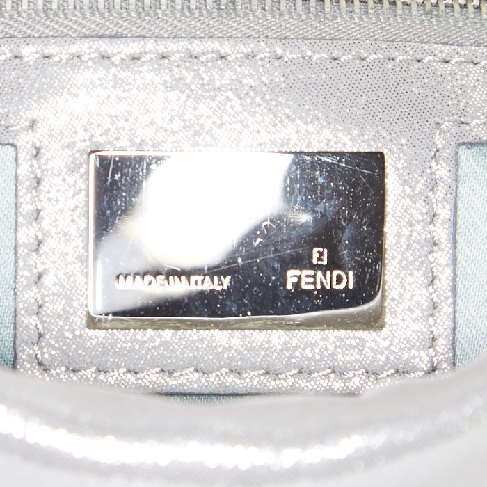 Fendi Baguette handbag in silver leather - Detail D3