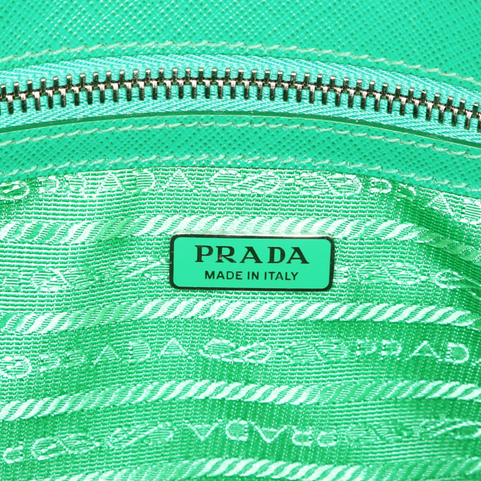 Bolso de mano Prada Galleria en cuero saffiano verde - Detail D4